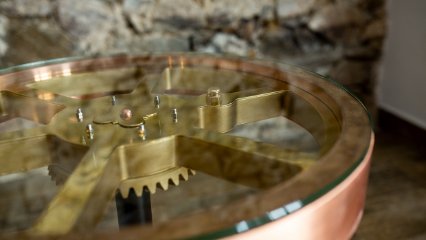 Stolek steampunk
